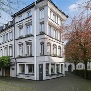 modernes maisonette-penthouse mit balkon und großzügiger dachterrasse